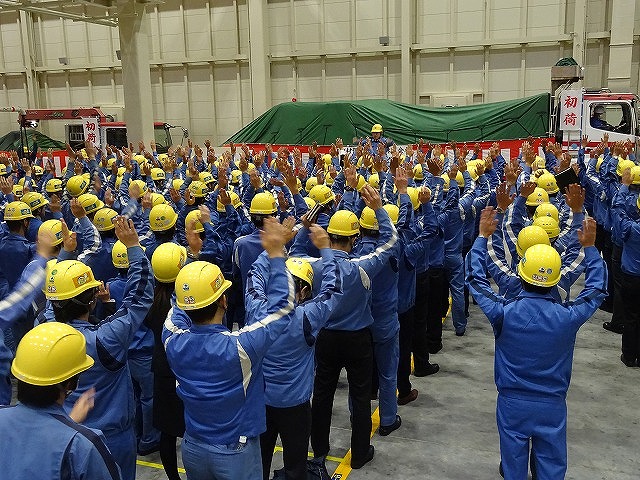 万歳の中トラックが出発