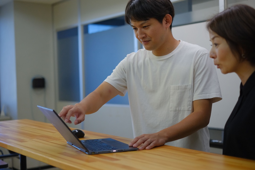 社員の働く様子写真B