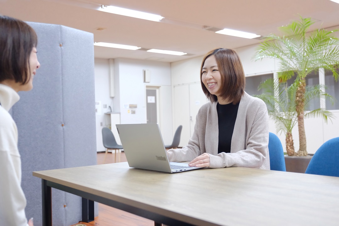 社員の働く様子写真B